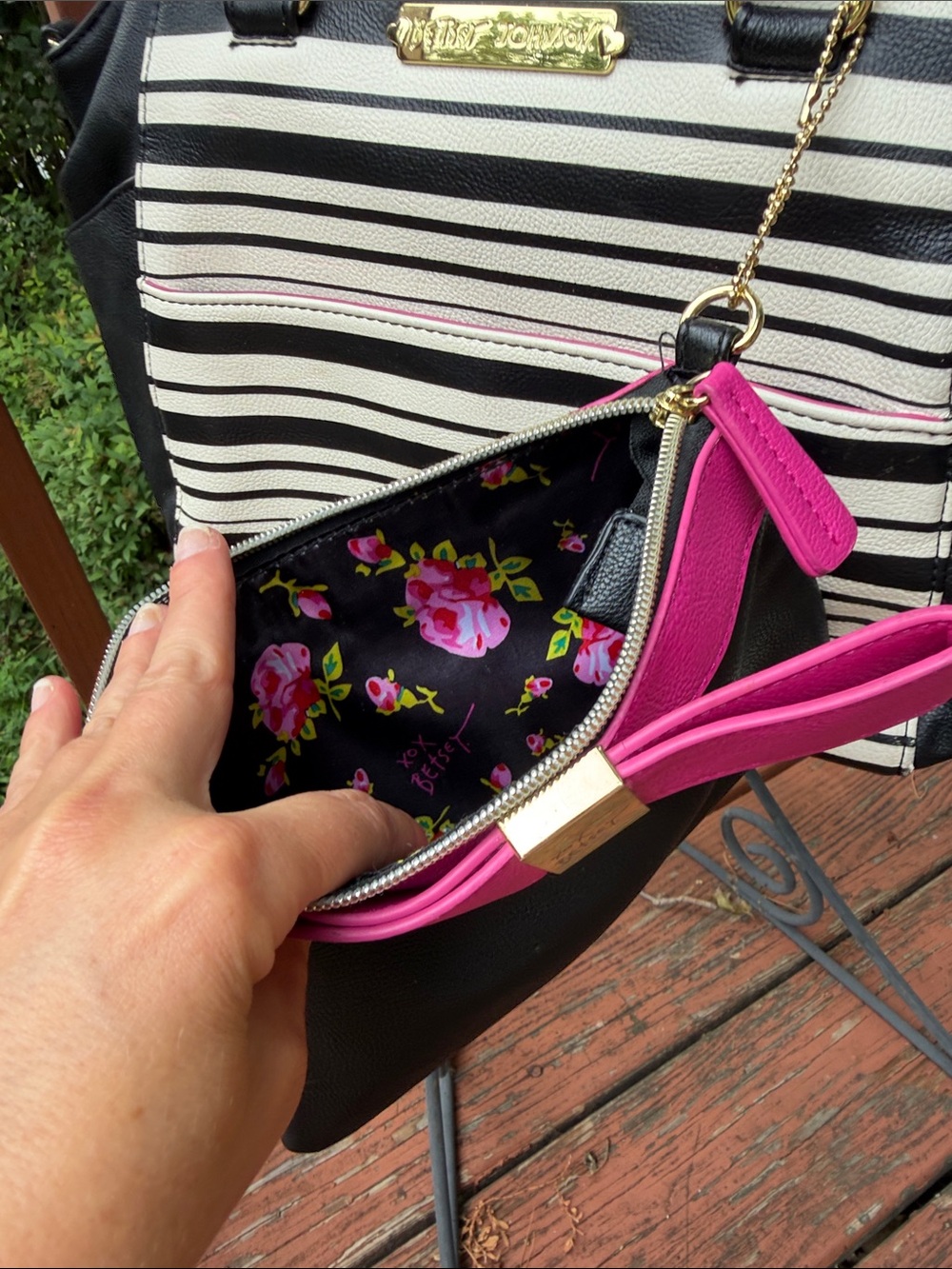 Luv Betsey Johnson Black & Striped Satchel w/ Matching Wristlet 2 BJ 🌺 - Picture 3 of 12